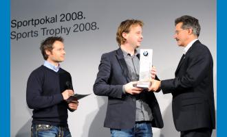 
BMW's Formel 1-chef Mario Theissen overrækker Kristian Poulsen beviset på, at han blev den sjettemest pengevindende BMW-privatkører i 2008, mens den tredobbelte verdensmester i standardbiler, Andy Priaulx ser til.
