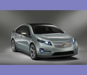 Batteriet i Chevrolet Volt rækker til 60 – 65 kilometers ren eldrift. Skal man køre længere uden at kunne lade op, starter en lille forbrændingsmotor automatisk med at drive generatoren, så bilen ikke strander med flade batterier.   