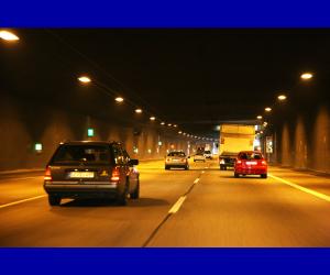 Trafikken er ofte tæt i de europæiske tunneler. Derfor gælder det om at holde afstand og altid at overholde hastighedsbegrænsningerne. (Foto: ADAC)