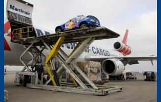 Kurs mod Dakar 2009: Volkswagens Race Touaregs transporteres med fly til Sydamerika. Starten går 3. januar.