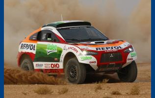 Mitsubishis Stephane Peterhansel er bag rattet af den nye Racing Lancer storfavorit til sejren i Rallye Dakar 2009. Peterhansel har vundet Rallye Dakar i alt 9 gange.