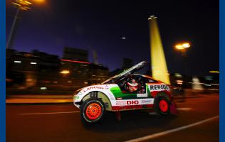 Mitsubishis 9-dobbelte Dakar vinder, Stephane Peterhansel, debuterer med den nye Racing Lancer og kørte i mål på 5. pladsen på rallyets første dag. På billedet under den ceremonielle parade i Buenos Aires fredag aften.
