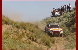 Stephane Peterhansel i Mitsubishi Racing Lancer har ikke sluppet følingen med de forreste hold i Rallye Dakar. Hans store styrke for først lov at udfolde sig senere i rallyet