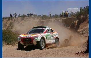 Stephane Peterhansel i Mitsubishi Racing Lancer har bevaret sine chancer i Dakar rallyet ved at rykke nærmere den førende bil.