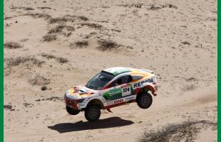 Nani Roma i Mitsubishi Racing Lancer er fortsat flyvende i årets Rallye Dakar. Mitsubishi-holdet er det bedste ”ikke-VW” hold og ligger på en samlet 4. plads.