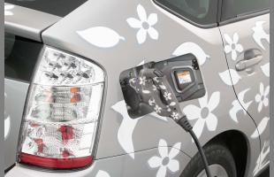 I slutningen af 2009 vil Toyota endnu engang vise sin ledende position inden for udvikling og produktion af miljørigtige biler og teknologier, når selskabet starter leveringen af 500 Prius plug-in hybridbiler forsynet med lithium-ion batterier


