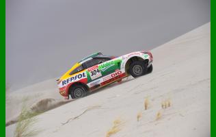 Årets Dakar rally har været op ad bakke for Mitsubishi, men fredag vandt spanieren Nani Roma den nye Racing Lancers første etapesejr i det berømte maratonrally.