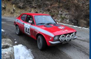 Med sensationel dygtig kørsel på snedækkede bjergetaper rykkede Lars Bækkelund og Arne Pagh i Fiat 128 Coupé op på ottendepladsen i Monte-Carlo rally for historiske biler.