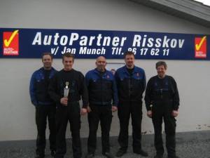 De ansatte hos Jysk Autocenter - fra venstre ses Dan Nielsen, ”årets bedste lærling” Mikkel Brinch Olsen, indehaver Jan Munch, Martin Erler samt Jan Dalhoff Hviid. 