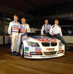 VM-mandskabet Team Engstler med Kristian Poulsen og Franz Engstler (yderst til venstre) planlægger at deltage i udvalgte løb i Danish Touringcar Championship.