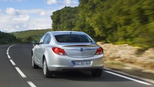 Opel Insignia 2,0 CDTI ecoFLEX med 160 hk er en rigtig rejsevogn. Ved landevejskørsel kan den ifølge EU-normen køre 23,8 km/l.  