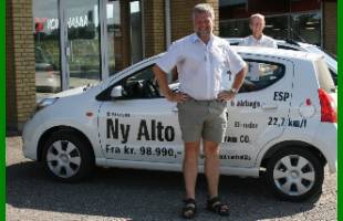 Trafikpolitikeren Karsten Nonbo og hans erfarne navigatør Ken Sørstrup havde grund til smil: I en Suzuki, der burde kunne køre 22,7 kilometer på literen klarede de knapt 24 kilometer i Eco Rally 2009