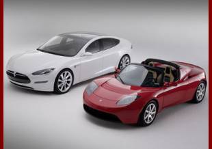 Her S-modellen side om side med den lille 2-personers fra Tesla