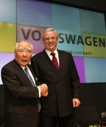Osama Suzuki og Martin Winterkorn på pressekonferencen forleden i Tokyo