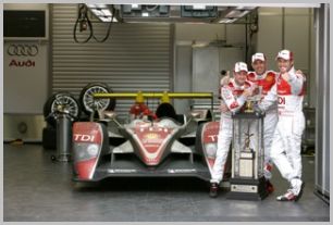 Tom Kristensen med alle sine otte Le Mans-pokaler samt sejrsbillede fra Le Mans 2008, hvor han vandt for ottende gang sammen med sine Audi-kolleger Dindo Capello og Allan McNish