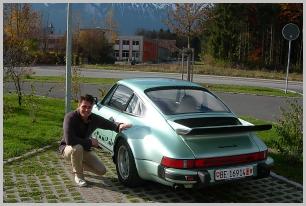 Mark og Kore Berg læste i avisen om Monte-Carlo rallyet, og inden for 14 dage købte de en Porsche og meldte sig til løbet. Her henter Mark Berg bilen i Schweiz.