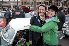 Dameholdet Danna Corke og Marie Louise Jensen har klaret sig flot gennem det første rædselsdøgn i MGB i Rallye Monte-Carlo Historique og er femtebedste danske hold. Her glæder de sig over at være nået frem til havnen i Monaco.