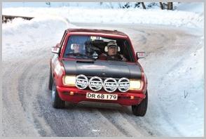Flot kørsel og sletning af uretmæssigt tildelte strafpoint har bragt Lars Bækkelund og Arne Pagh i Fiat 128 Coupé op på ellevtepladsen i Rallye Monte-Carlo Historique.