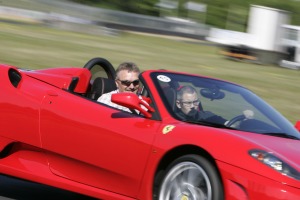 Dette her er Sportscar Event for fuld udblæsning: En rød Ferrari på racerbanen og en passager, der får sit livs oplevelse. Overskuddet går til Børnecancerfonden har de to køredage samtidig en helt anden dimension.