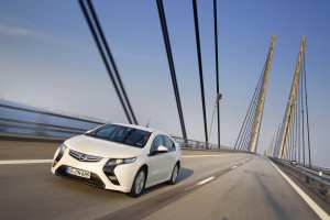 Opel har offentliggjort en vejledende pris i Tyskland på Ampera, der er prissat til 42.900 euro svarende til 325.000 danske kr. Med dansk registreringsafgift og dansk moms bliver prisen i Danmark omkring 670.000 kr.