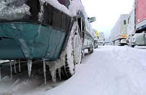 Det barske vintervejr og de glatte veje har været en prøvelse for selv rutinerede bilister. Med få forholdsregler kan man dog minimere risikoen for selv at måtte en tur i grøften. (foto: FDM/ ADAC)