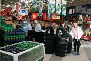 På stande inde i varehusene står Euromaster klar til at besvare danskernes spørgsmål og give gode råd.