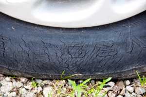 Dette dæk har revner i dæksiden. Dækket skal kasseres, da styrken er svækket.
