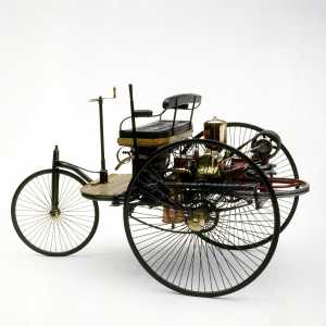 Den 29. januar 1886, udstedte det statslige patentbureau i Berlin patent nr. 37435 til Karl Friedrich Benz, for verdens første motordrevne køretøj. Den diminutive forbrændingsmotor var monteret horisontalt bagerst på den trehjulede vogn. Køretøjet blev gennembruddet for Karl Benz, der i 1893 kunne sende den første masseproducerede bil – Benz Velo - på markedet.