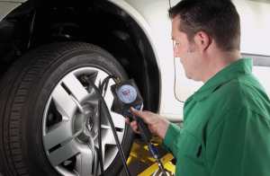Det er vigtigt at køre med korrekt dæktryk samt på de rette dæk til årstiden.