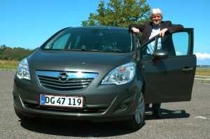 Efter en halv times undervisning forbedrede Per Frost Henriksen sit gennemsnitlige benzinforbrug i Opel Meriva testbilen fra 14,8 km/l til 17,7 km/l.