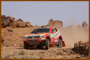Mitsubishi: Den 8-dobbelte Dakar-vinder, Stephane Peterhansel i Mitsubishi Pajero, avancerede søndag til 2. pladsen i den samlede stilling i årets Rallye Dakar.