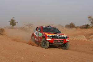 Mitsubishi: Den 8-dobbelte Dakar-vinder, Stephane Peterhansel i Mitsubishi Pajero, fører fortsat årets rally, men team-kammeraten, Luc Alphand er få minutter efter.