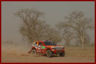 Mitsubishi kan næsten ikke undgå at vinder Dakar-rallyet. Der resterer kun en enkelt etape, hvoraf blot 16 kilometer er hastighedsprøve. Stephane Peterhansel fører efter lørdagens etape og sidste års vinder, team-kammeraten Luc Alphand (billedet) følger lige efter. 