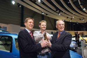 På billedet ses Thomas Hjortshøj fra Auto-Bild, Škoda-fabrikkernes besty­relses­for­mand Detlev Wittig og Škodas danske direktør Ulrik Schönemann under overrækkelsen på Škodas stand på biludstillingen i Geneve.