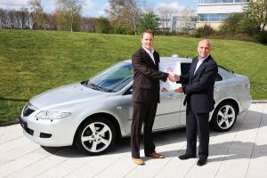 Kenneth Andersen fra BilBasen overrækker prisen for Årets Brugtbil 2007 til Nils Nyrup, administrerende direktør for Mazda Motor Danmark