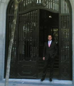 Den nye direktør, Robert Lohaus, foran ejendommen i Madrid, hvor Autocom.dk netop har åbnet kontor og auktion.