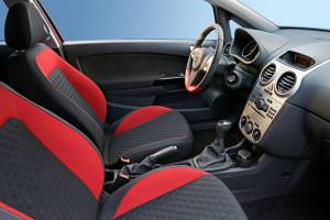 Indvendig har Corsa GSi sit eget GSi indtræk med sportssæder, læderrat, røde sikkerhedsseler og pedalsæt i aluminiumsdesign. 