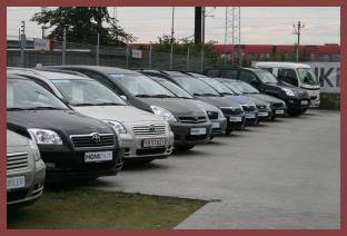På billedet ses et udvalg af de godt 300 brugte biler, som Monk Biler A/S har til salg p.t. 
