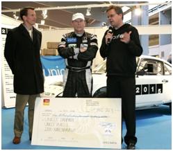Hans Kongelige Højhed Prins Joachim og den professionelle racerkører Thorkild Thyrring overrakte i 2006 1.522.000 kr. til Generalsekretær i UNICEF, Steen M. Andersen.