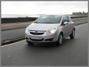 Opel Corsa Enjoy kan nu fås med varme i læderrattet, der sammen med fartpilot og kørecomputer koster 3900 kr. i de tre første vinter­måneder af 2008. 
