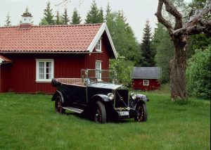 Den første Volvo-bil, der blev produceret var en åben vogn med navnet ÖV4. 
