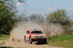 Den 9-dobbelte Dakar-vinder, Mitsubishis Stephane Peterhansen, overtog mandag føringen i Central Europe Rally.
