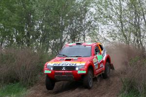 Stephane Peterhansel fører fortsat Central Europe Rally i sin Mitsubishi Pajero Evolution, men forspringen er reduceret til 22 sekunder efter torsdagens etape i Ungarn.