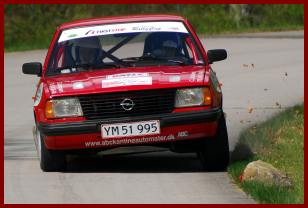 Køreteknik af høj karat: Michael Lund og Michael Koldsø forærer ikke en centimeter væk i deres Opel Ascona 1.9, selv om farten er langt over 100 km/t og en sten lurer i vejkanten.