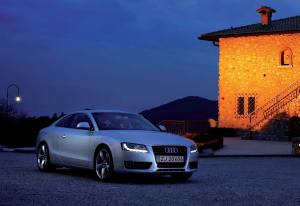 Audi A5 med tændte LED-forlygter
