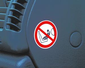 Barnestole og airbags er en farlig sammensætning. Derfor opfordrer Euro NCAP bilfabrikanterne til at indføre bedre markering i bilerne.