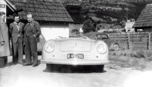 Ferry Porsche (i midten), hans far Ferdinand Porsche (til højre) og Erwin Komenda (til venstre) foran 356 no. 1 i Gmünd (1948).