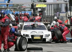 Allerede på første omgang af DTM-løbet på Nürburgring måtte Tom Kristensen gå fra føring og og i pit for at skifte dæk, idet Audi havde gættet forkert på vejret