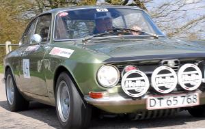 Direktør Bent Mikkelsen fra De Danske Bilimportører kommer til start i sin Alfa Romeo 1750 GTV fra 1968, som han i vinter gennemførte det historiske Monte-Carlo rally med.