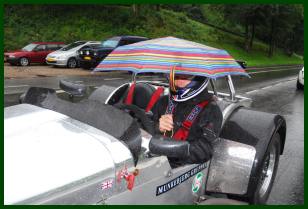Ét minut til start i regnvejr: Ulrik Steen Hansen er parat til at klappe paraplyen sammen og race op ad bjerget.
